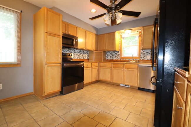 Building Photo - "Spacious 4-Bedroom 2 Bath with Finished B...