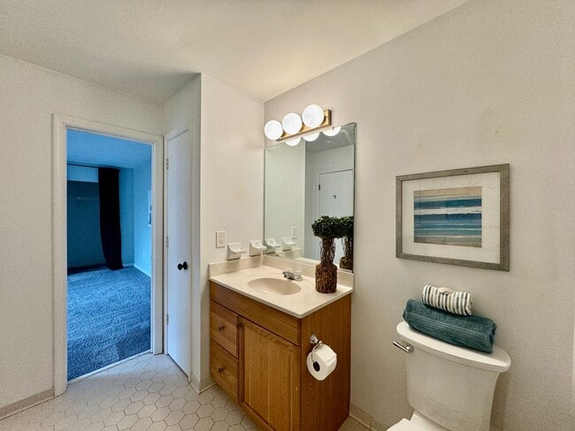 Building Photo - READY 06-11-26!! Fantastic Condo By The Beach! Fenced Patio - All Appliances - Community Pool!