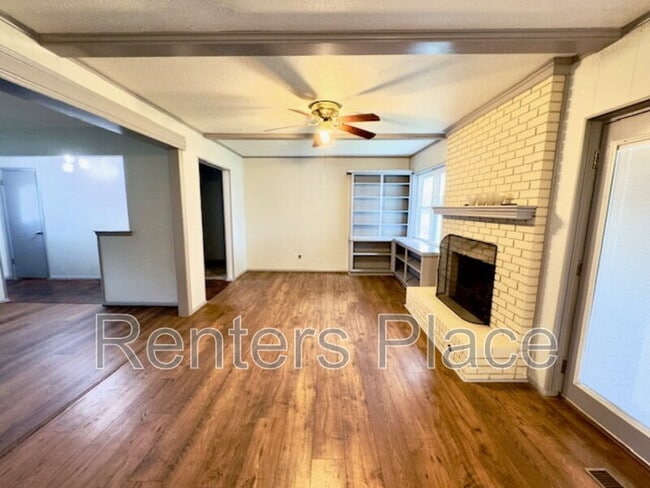 Building Photo - 206 W 16th St