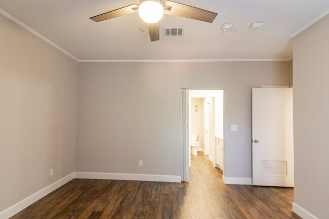 Building Photo - 401 Lakeside Ln