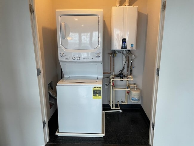 Building Photo - 431 River St