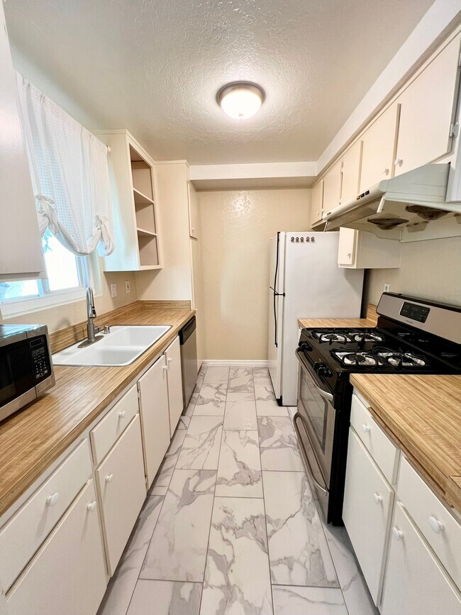 Building Photo - 1747 Barry Ave