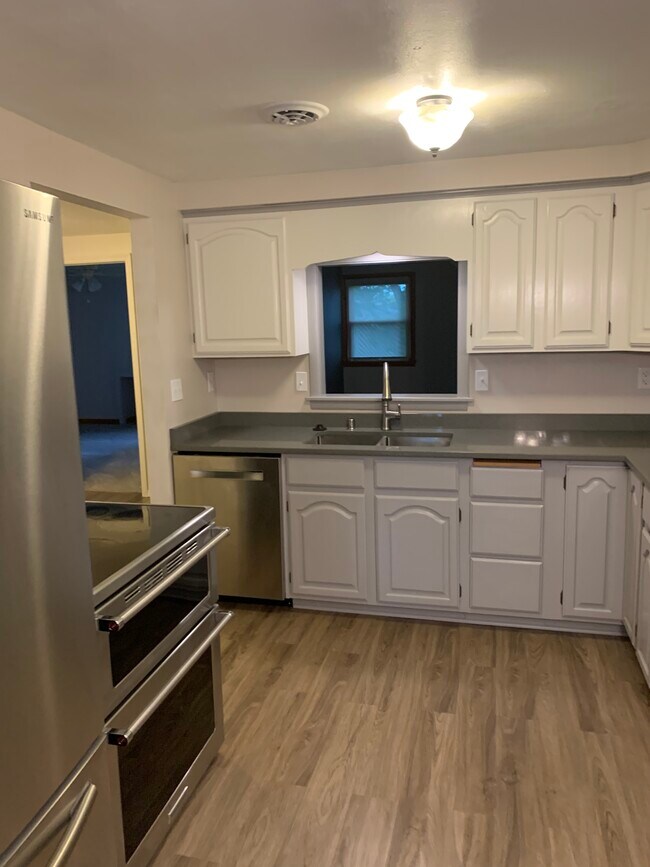 Kitchen - 3754 E County Line Rd