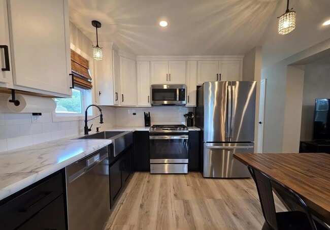 Building Photo - 2114 Pine View Dr