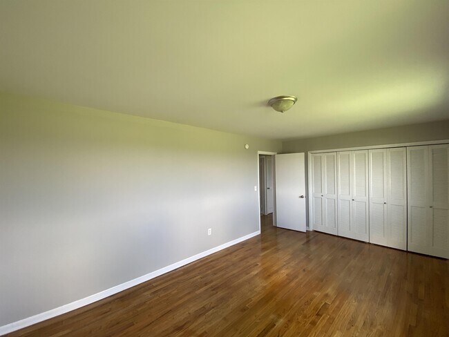 Building Photo - 565 Carlisle Rd