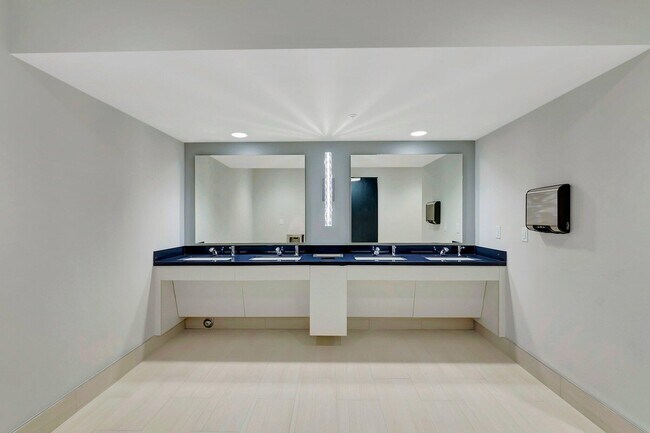 Building Photo - 6193 Pointe Regal Cir