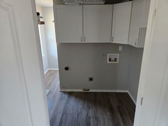 Building Photo - 520 S Cedar Ave