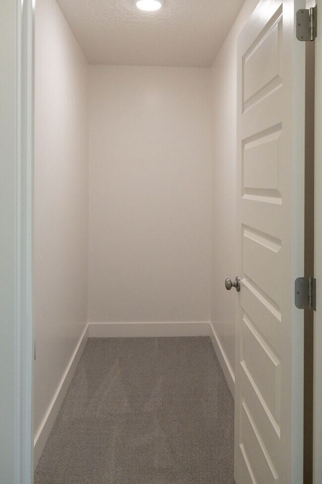 Building Photo - Spacious 4-Bed Home in Sage Canyon