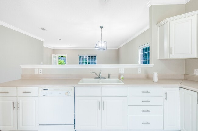 Building Photo - 5931 Hermitage Dr