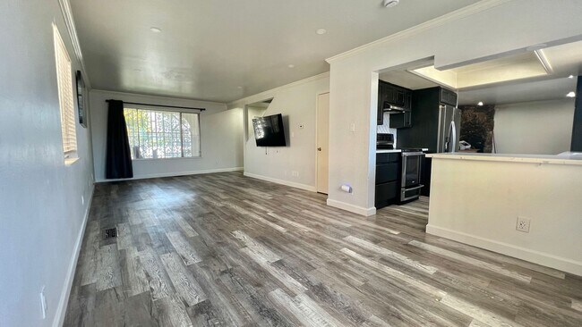 Building Photo - Lovely House 4BR 2.5BA with Large Backyard
