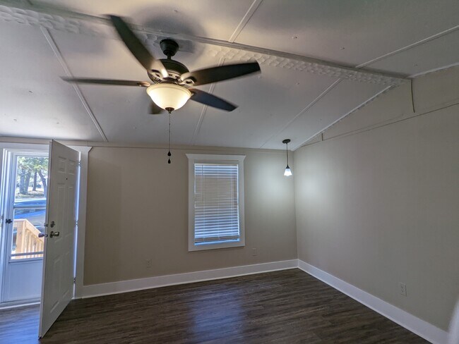 Building Photo - 415 Green Oak Rd