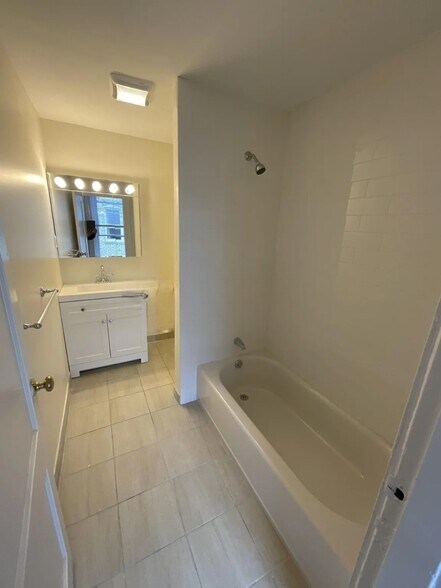 Building Photo - 9 Barrows St