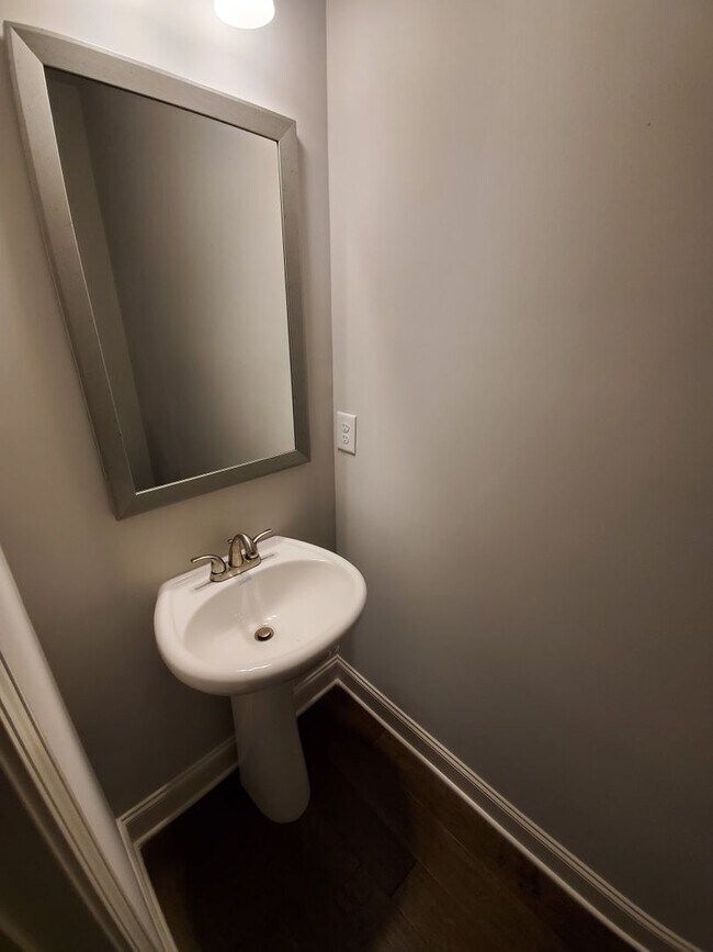Building Photo - Charming 3-Bedroom Townhome with Stylish F...