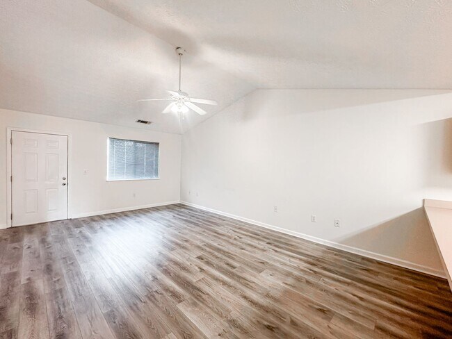 Building Photo - Ranch Style townhome in great Gainesville location