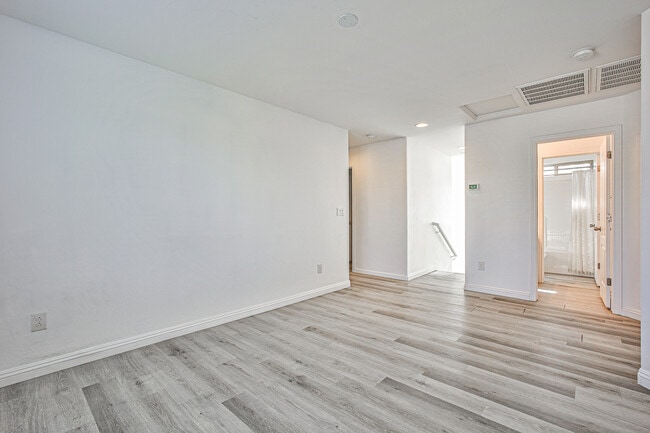 Building Photo - 6360 Beavertail Pond Ave