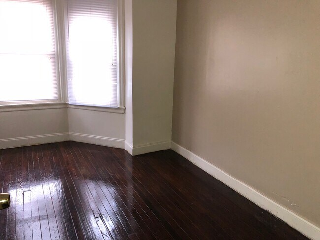 Building Photo - 808 W Schiller St