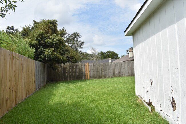 Building Photo - 10427 Huntington Wood Dr