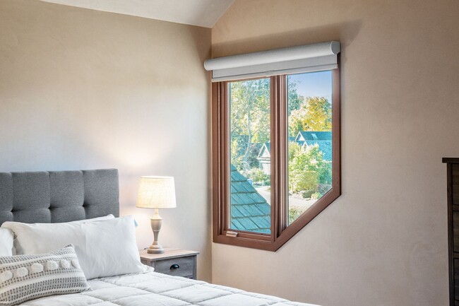 Building Photo - Gorgeous Furnished 2-Bed, 2-Bath Townhouse...