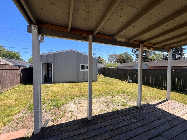 Building Photo - Longview Bungalow with Large Yard!