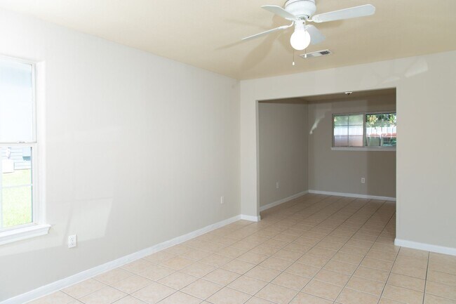 Building Photo - 815 Tidwell Rd