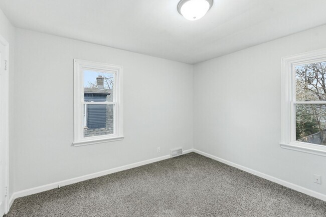 Building Photo - Spacious Three Bedroom!
