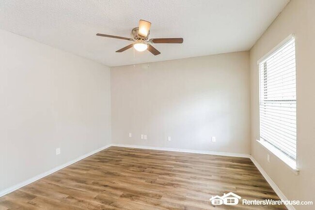 Building Photo - Newly renovated spacious 4 bed/2 bath, wit...