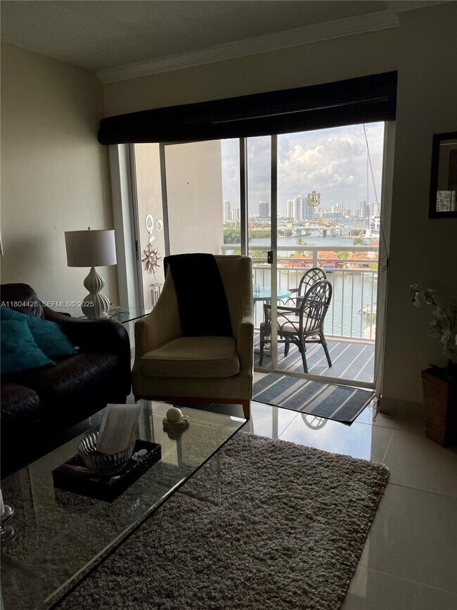 Building Photo - 400 Kings Point Dr