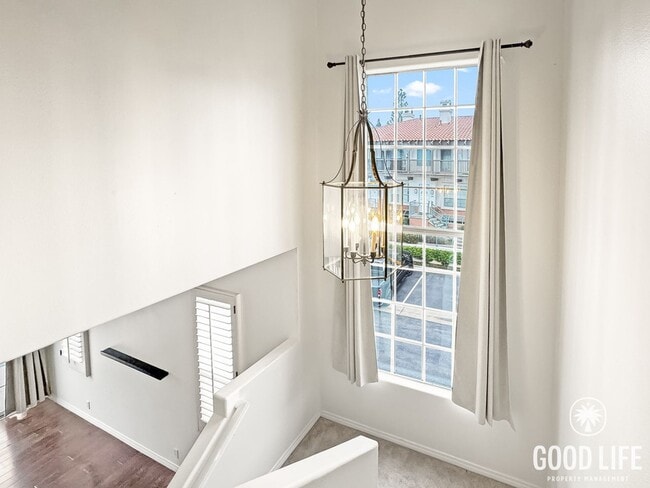 Building Photo - Bright 2Bd/2.5Ba End Unit w/Water/Sewer/Trash Included In Prestigious Tustin Community!