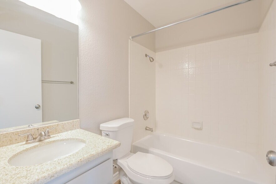 Building Photo - 824 Crabapple Dr