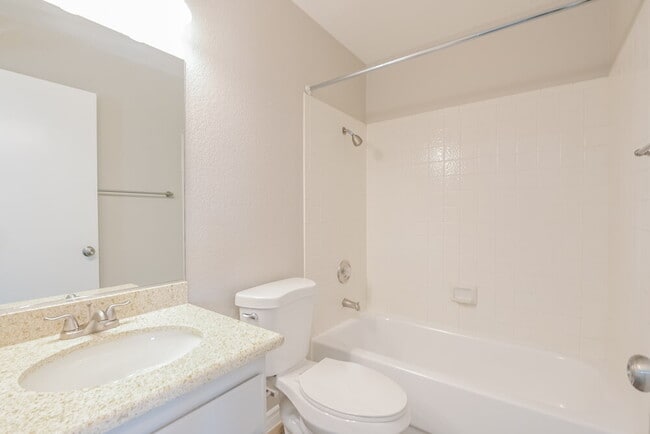 Building Photo - 824 Crabapple Dr