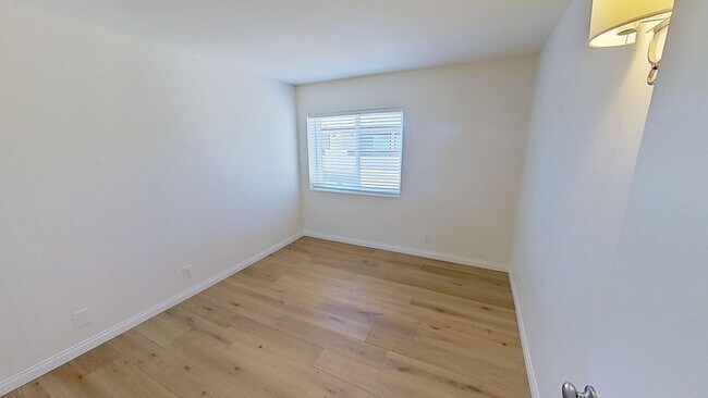 Building Photo - Spacious 3 bed / 3 bath in the More Mesa area