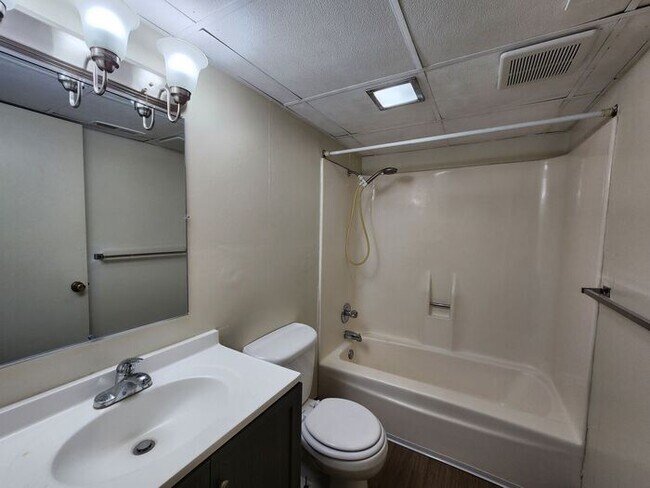 Building Photo - 1 Bedroom Apartment-Upper Apartment