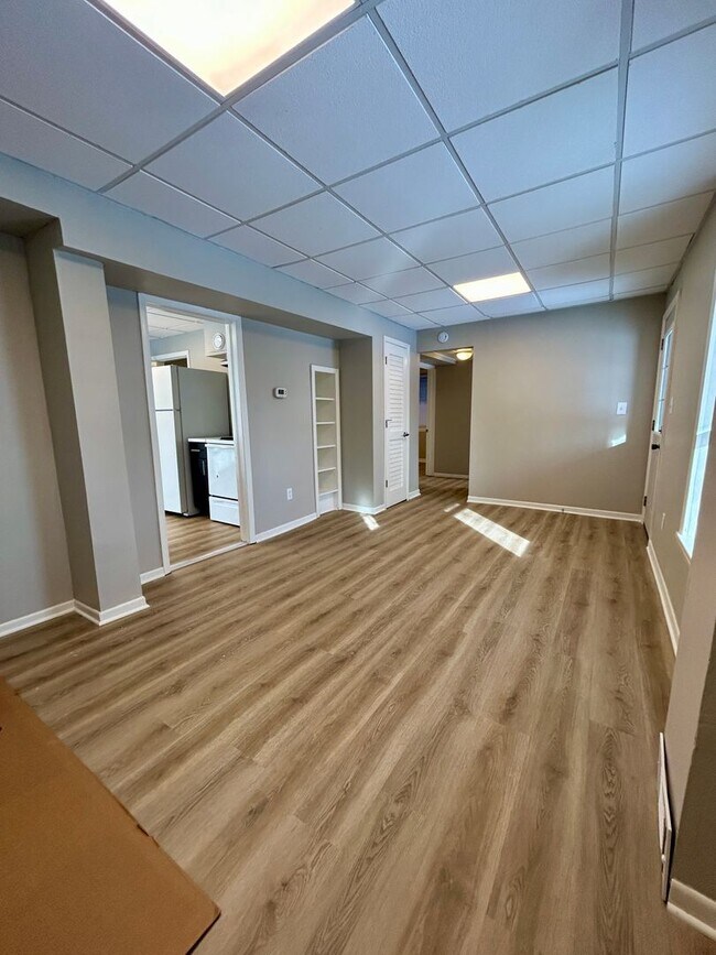 Building Photo - 820 W 4th St