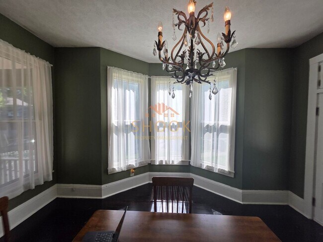 Building Photo - LARGE 4 BR HOME CLOSE TO DOWNTOWN W/ LOTS OF AMENITIES