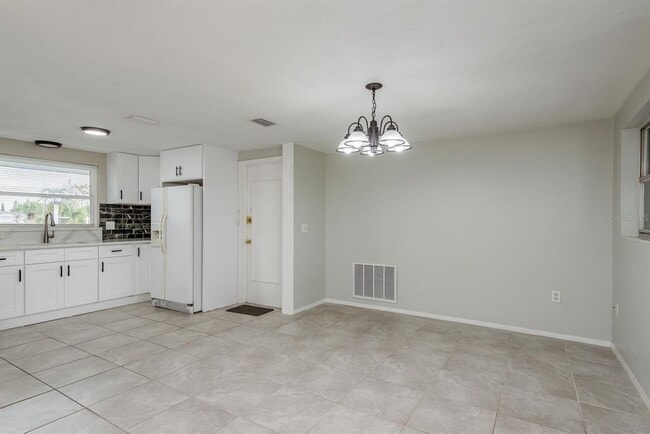 Building Photo - 10521 Oak Hill Dr