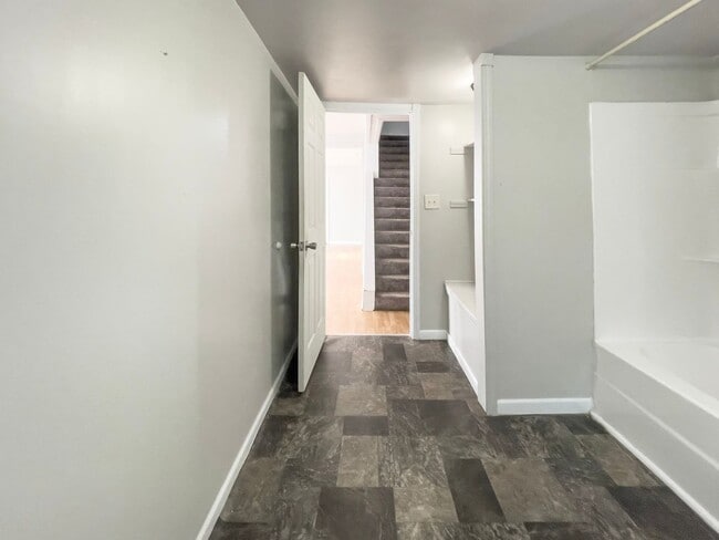 Building Photo - PRELEASING for AUGUST! Close to Campus