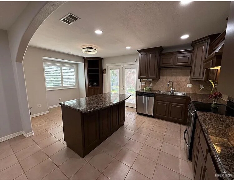 Building Photo - 137 Mynah Ave