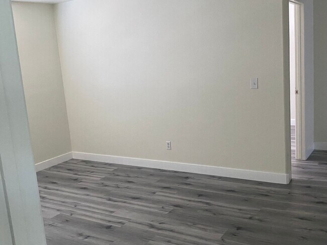 Building Photo - Beautiful Family Home!