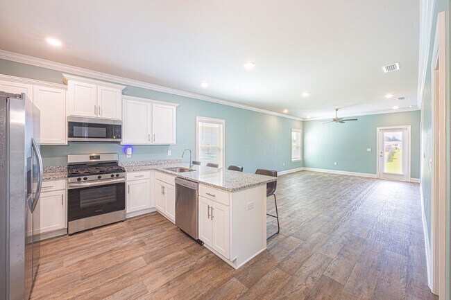 Building Photo - 32667 Revere Dr