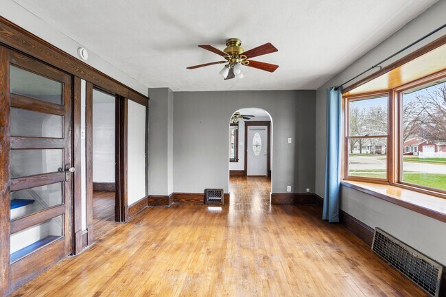 Building Photo - 615 E 3rd St