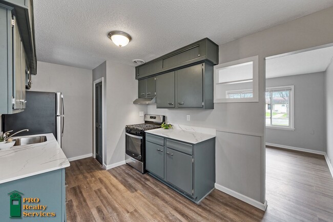 Building Photo - Recently Remodeled 2 Bedroom Home