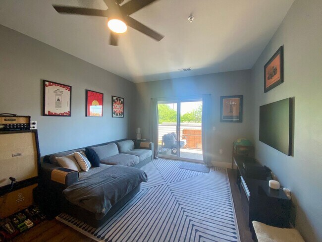 Building Photo - Beautiful Condo - North Burnet Road!