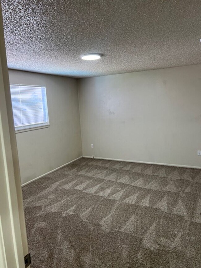 Building Photo - 381 Alice St