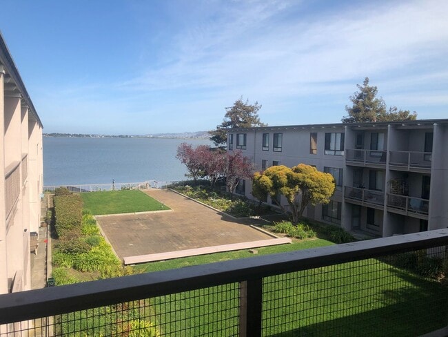 Primary Photo - Beautiful one bedroom with grand Bay view’...