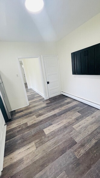 Building Photo - 825 Maple Ave