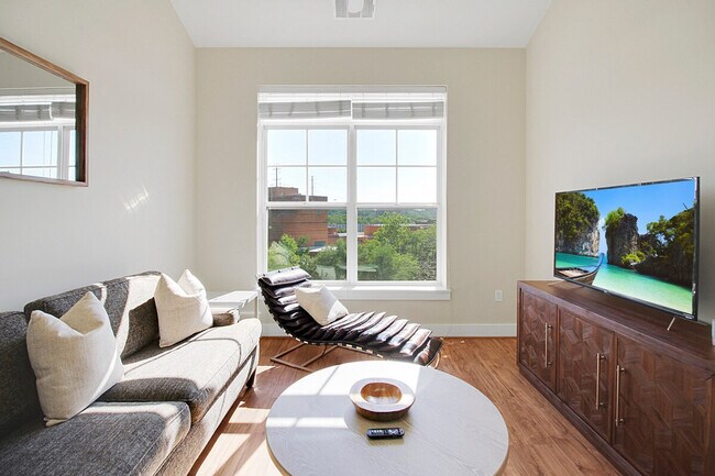 Building Photo - 909 Usher St