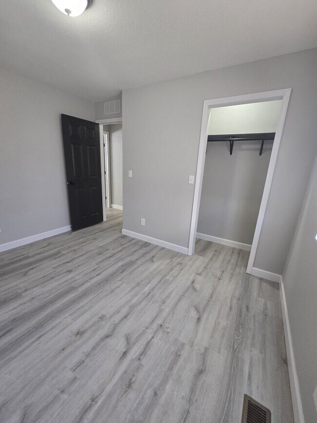 Building Photo - 2 Bedroom 1.5 Bath Townhouse Apt in Osage Beach!