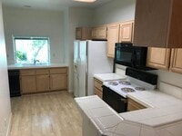 Building Photo - Nice Oak Park Corner Unit Townhome Which I...