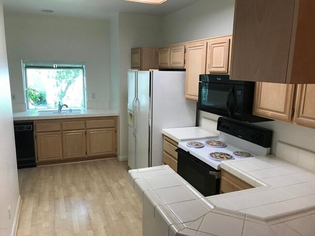 Primary Photo - Nice Oak Park Corner Unit Townhome Which I...