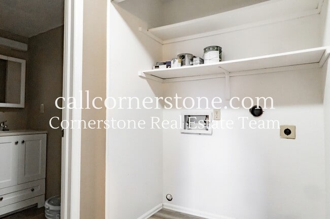 Building Photo - 2570 Clarendon Dr